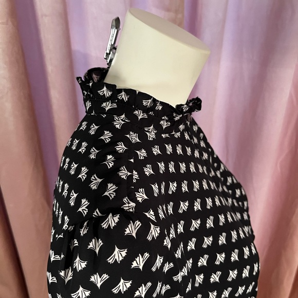 LOFT delicate black blouse with white flowers and ruffled collar and sleeves - Picture 12 of 13